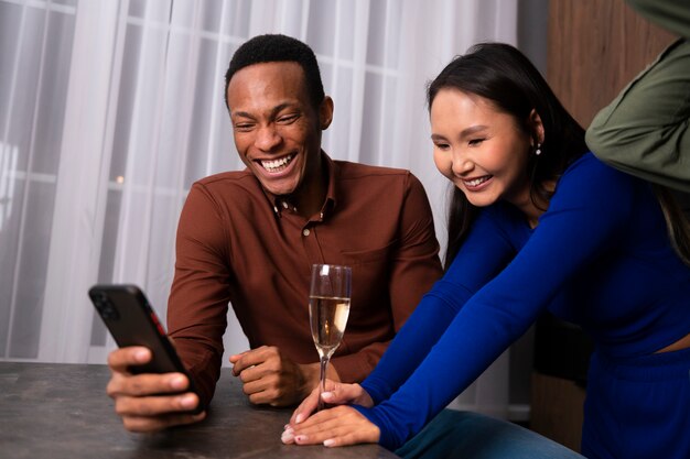 Amigos de tiro medio leyendo mensajes de teléfono celular