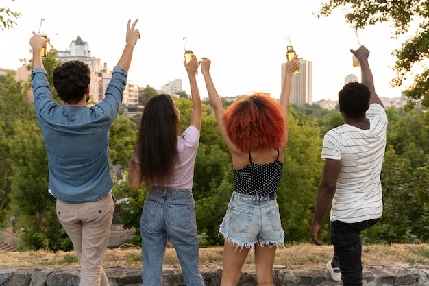 Foto gratuita amigos de tiro medio con las manos arriba