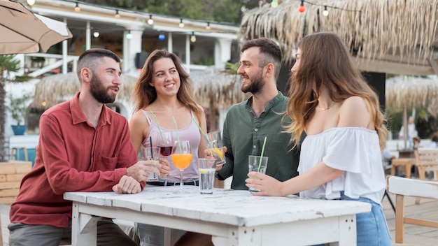 Amigos de tiro medio en la mesa