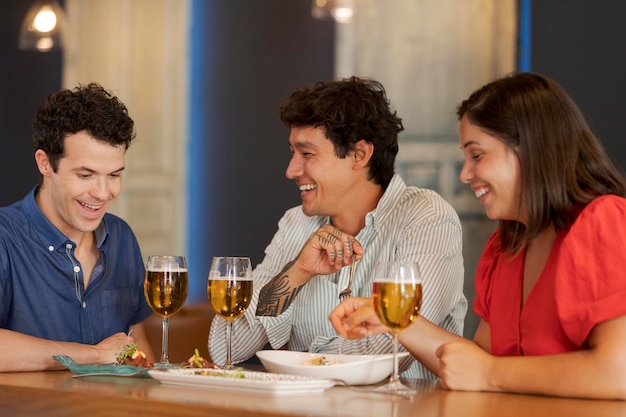 Amigos de tiro medio en la mesa