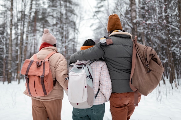 Foto gratuita amigos de tiro medio con mochila