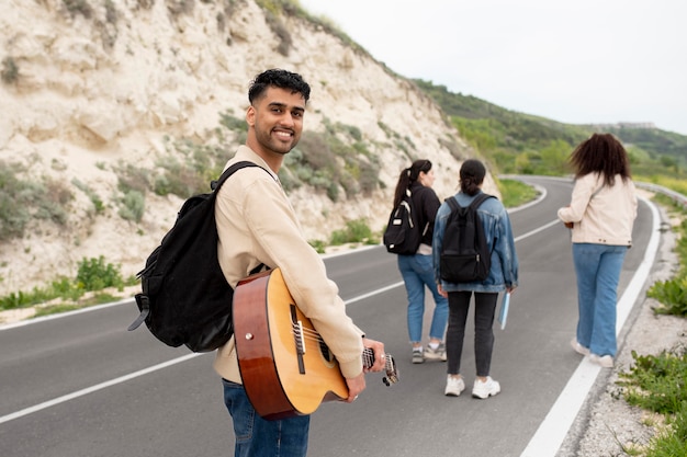 Amigos de tiro medio con música