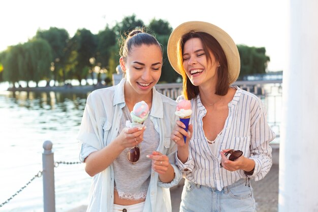 Amigos de tiro medio que tienen helado