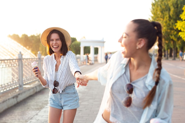 Amigos de tiro medio que van de paseo