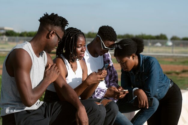 Amigos de tiro medio relajándose al aire libre