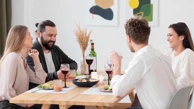 Foto gratuita amigos de tiro medio sentados en la mesa