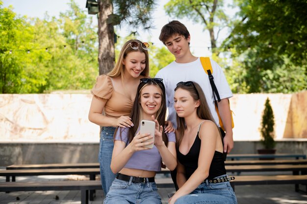 Amigos de tiro medio con smartphone