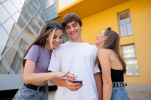 Amigos de tiro medio con smartphone