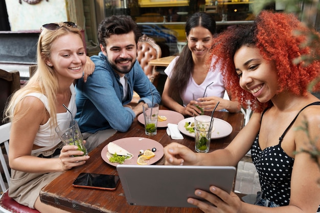 Amigos de tiro medio con tableta