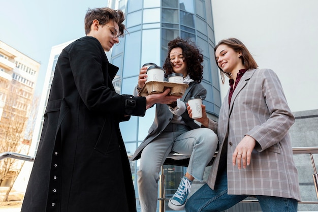 Amigos de tiro medio con tazas de café