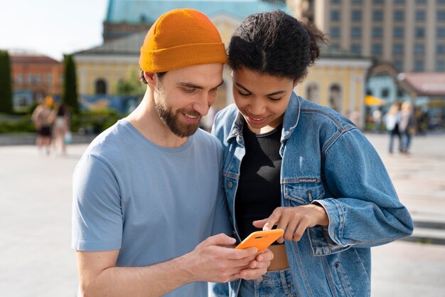 Amigos de tiro medio con teléfono