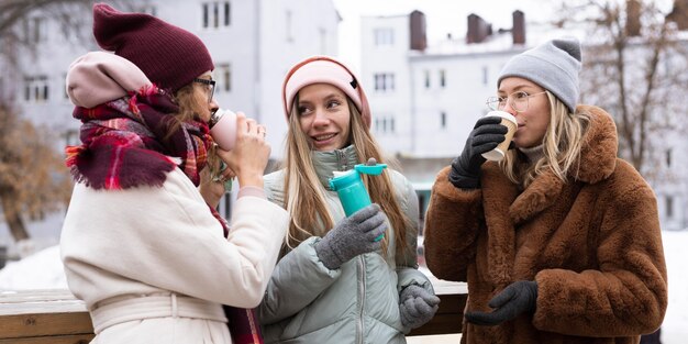 Amigos de tiro medio tomando café