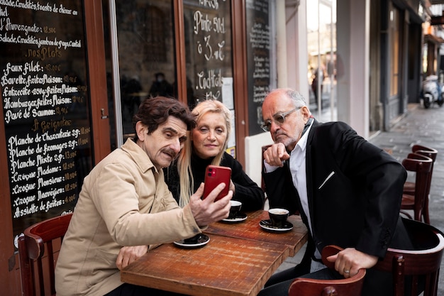 Amigos de tiro medio tomando selfie con teléfono