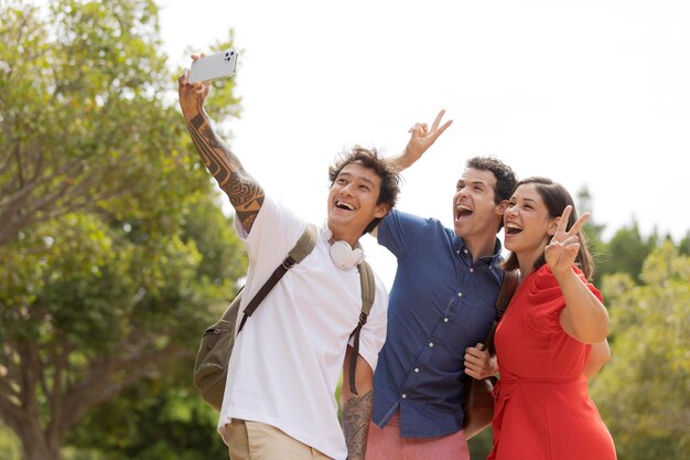 Amigos de tiro medio tomando selfie