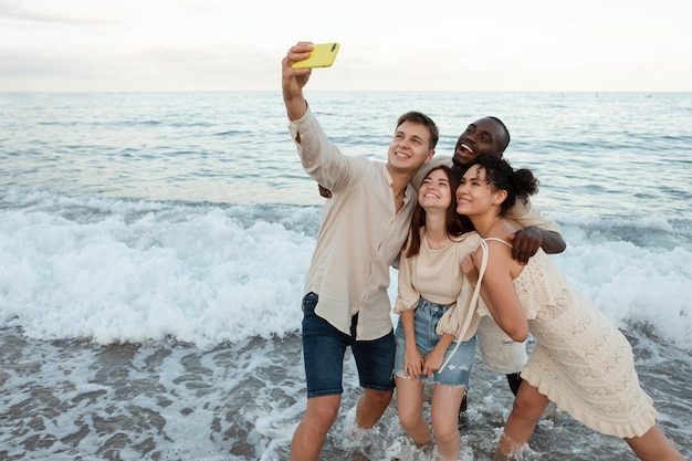 Amigos de tiro medio tomando selfie