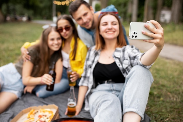 Amigos de tiro medio tomando selfie