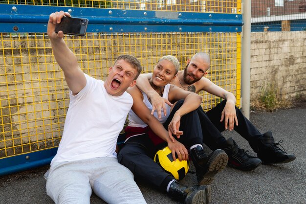 Amigos de tiro medio tomando selfie