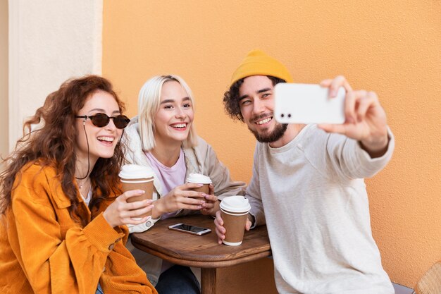 Amigos de tiro medio tomando selfie