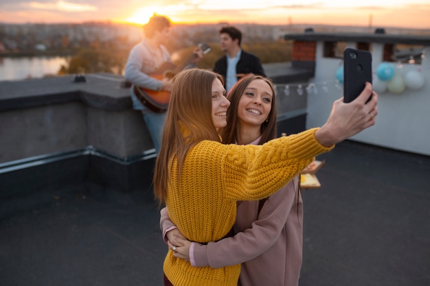 Foto gratuita amigos de tiro medio tomando selfie