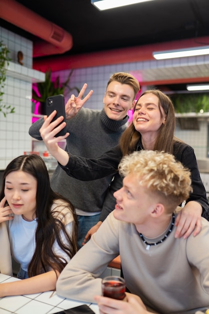 Amigos de tiro medio tomando selfie