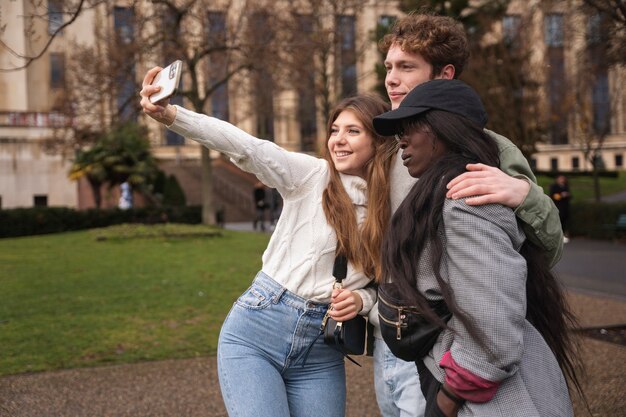 Amigos de tiro medio tomando selfie