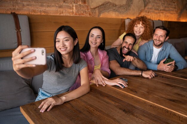 Amigos de tiro medio tomando selfies