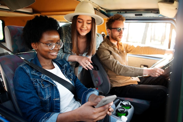 Amigos de tiro medio viajando juntos