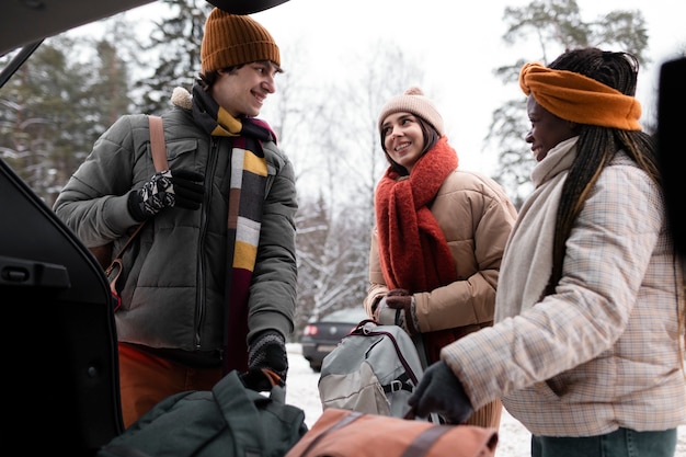 Foto gratuita amigos de tiro medio viajando juntos