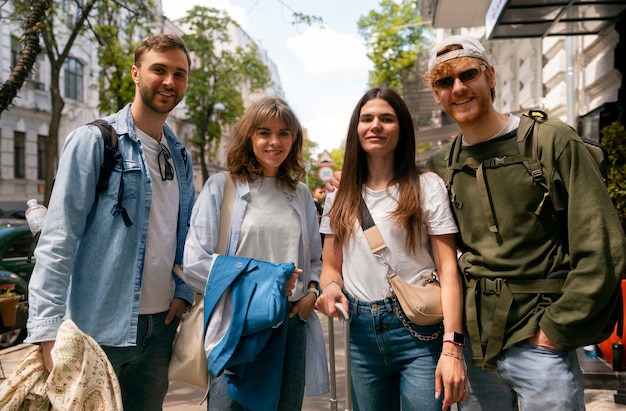 Amigos de tiro medio viajando juntos