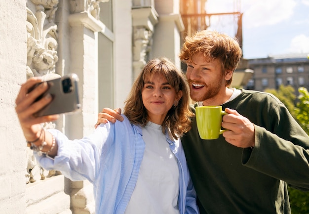 Foto gratuita amigos de tiro medio viajando juntos