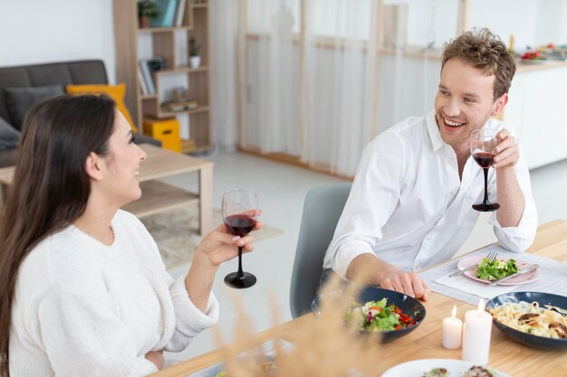 Amigos de tiro medio con vino