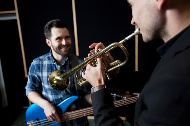 Amigos tocando instrumentos de musica