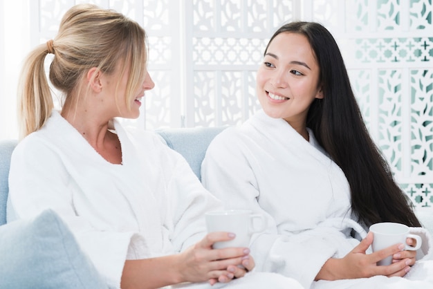 Amigos tomando un café en un spa