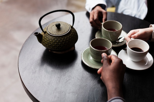 Amigos tomando café