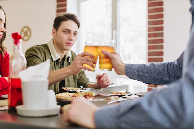 Amigos tomando cerveza en un restaurante