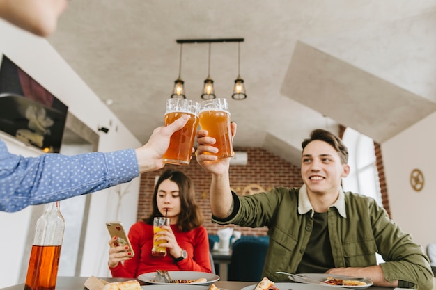 Amigos tomando cerveza en un restaurante