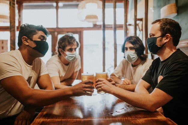 Amigos tomando cervezas, máscara en la nueva imagen HD normal