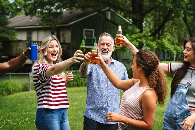 Amigos tomando una copa juntos en el parque.