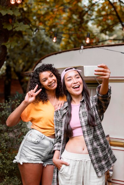 Amigos tomando una foto del uno mismo al aire libre