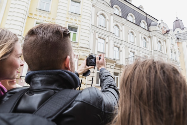 Amigos tomando fotos de edificios