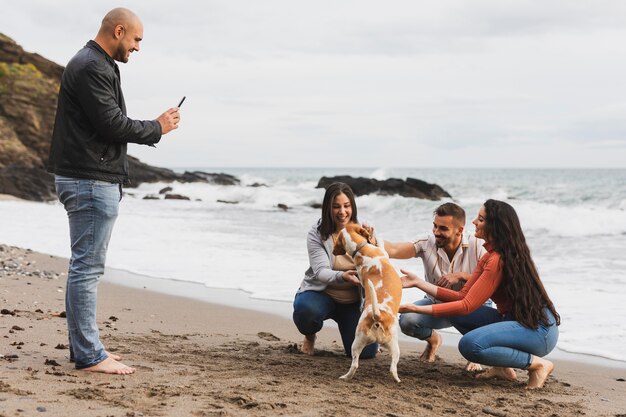 Amigos tomando fotos con perro