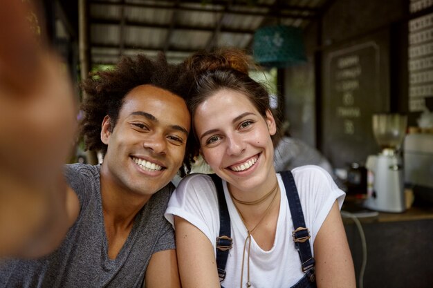 Amigos tomando selfie en café