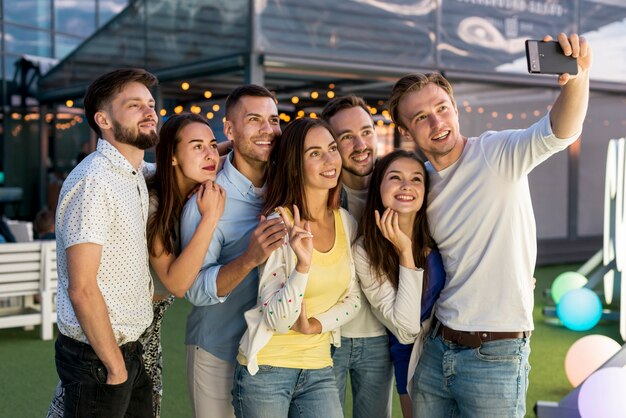 Amigos tomando un selfie en una fiesta