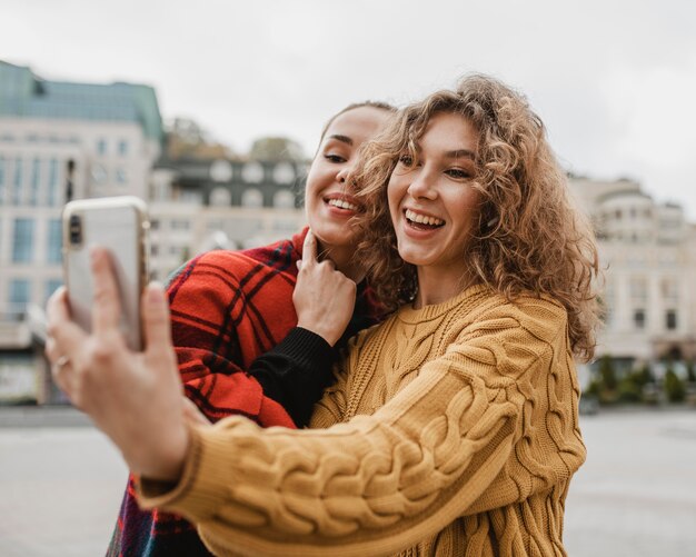 Amigos tomando un selfie juntos al aire libre