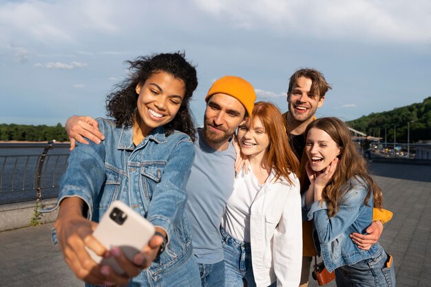 Amigos tomando selfie juntos tiro medio