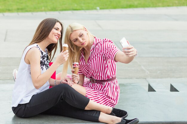 Amigos tomando selfie mientras comen helado