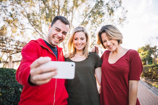 Amigos tomando selfie en el parque