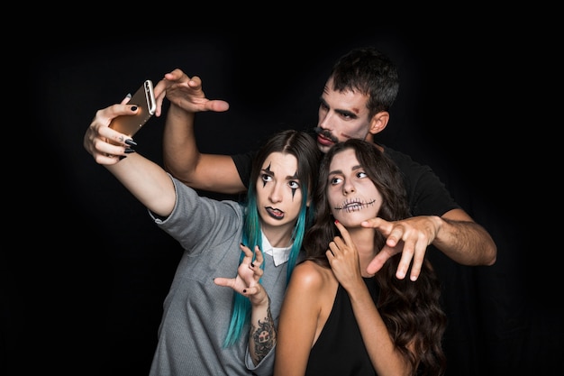 Amigos tomando selfie en pose espeluznante