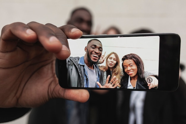 Amigos tomando selfie con smartphone