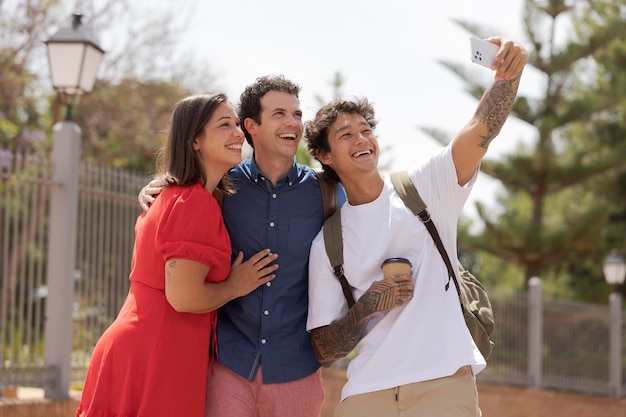 Amigos tomando selfie con teléfono medio tiro